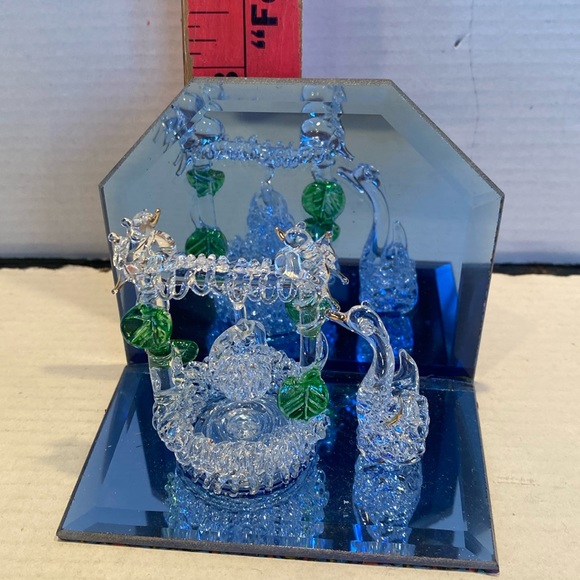 NIB Spun Glass Wishing Well & Swan on Mirror Base - Picture 5 of 7